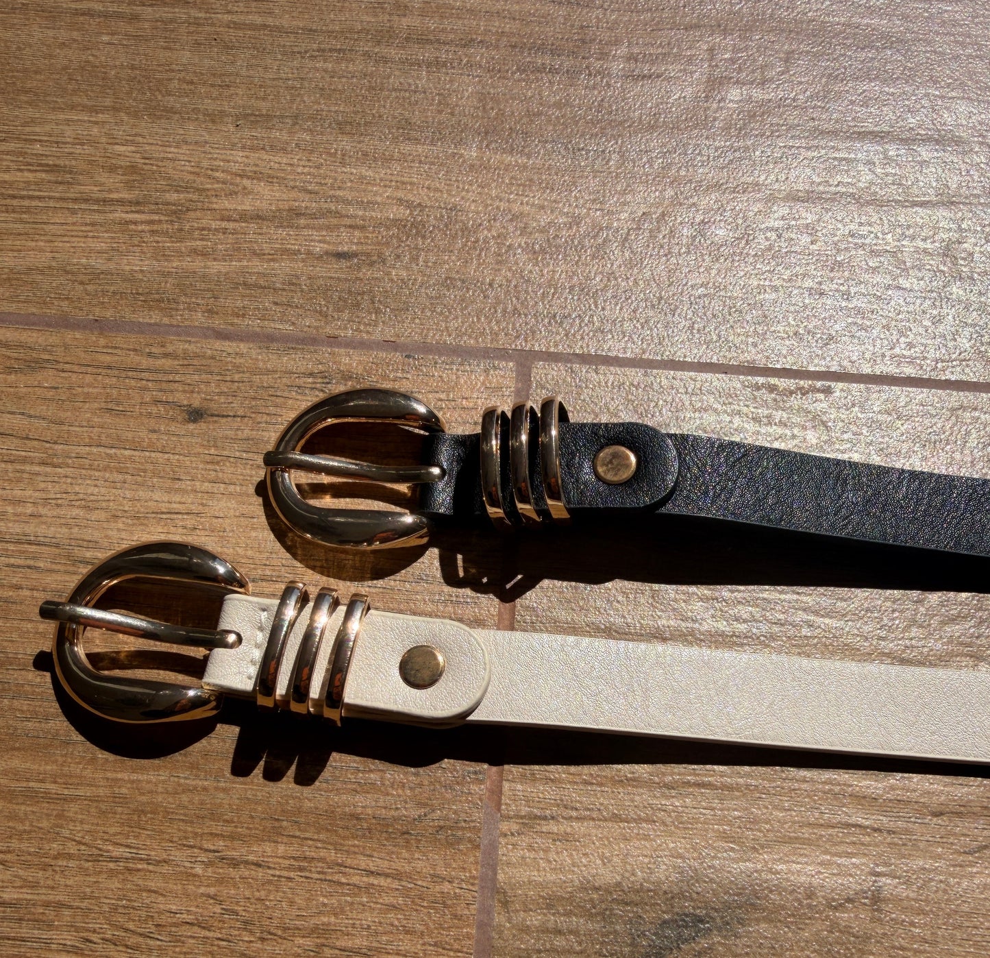 Cinturón fino hebilla dorada corona negro y beige — Meknes Store