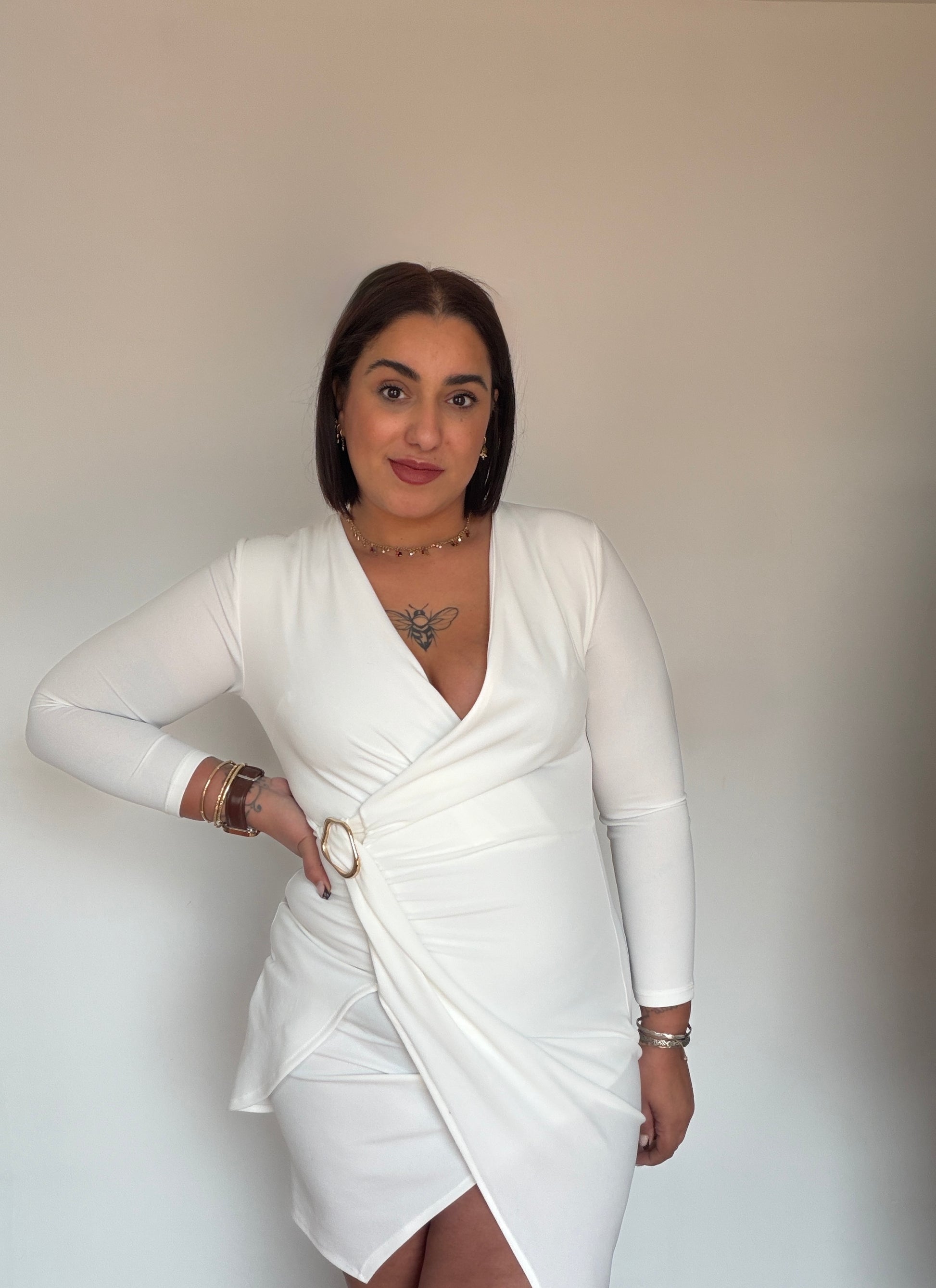 Vista trasera del vestido Aura mostrando el ajuste ceñido y favorecedor