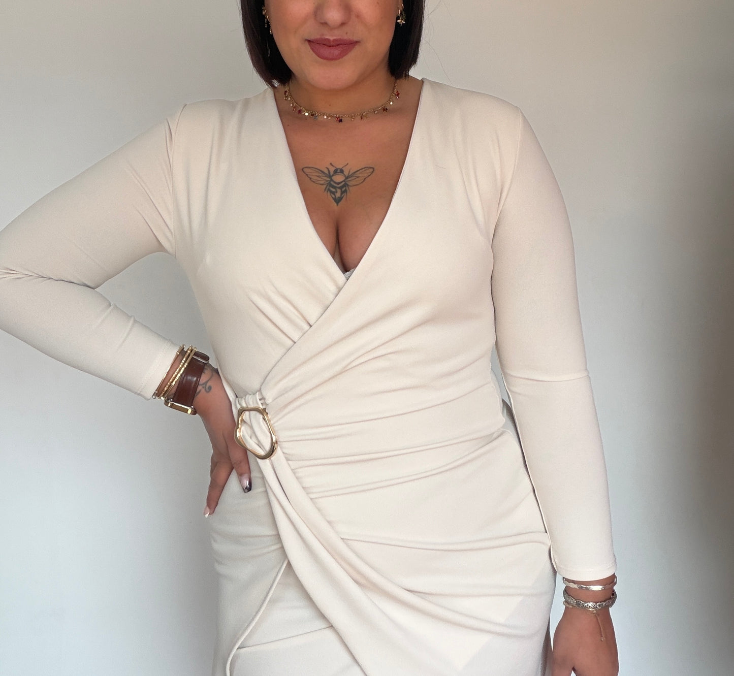 Vestido Aura color hueso con escote cruzado y falda drapeada Meknes Store