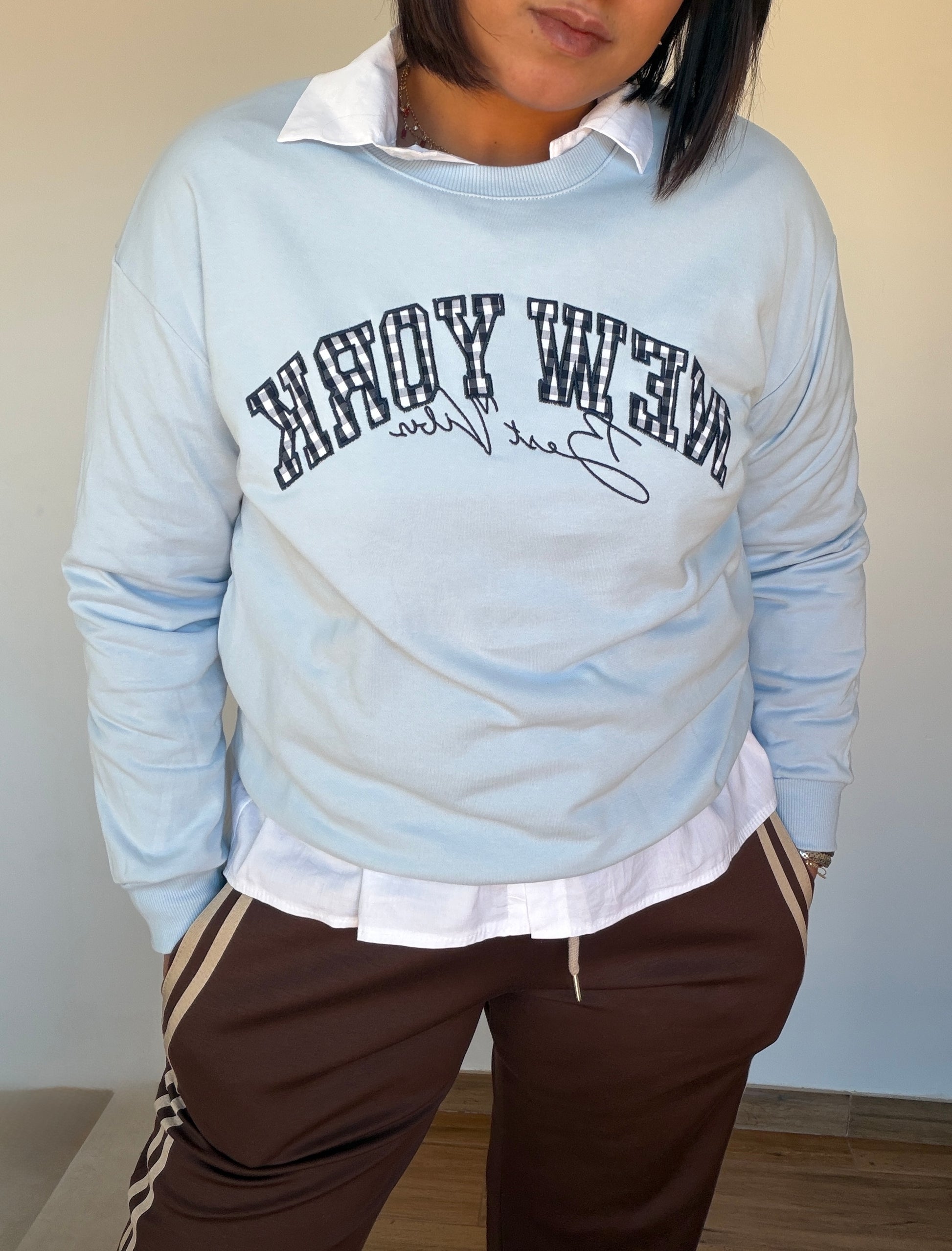 frontal que se ve la sudadera azu pastel con el pantalón sport de ballon. 