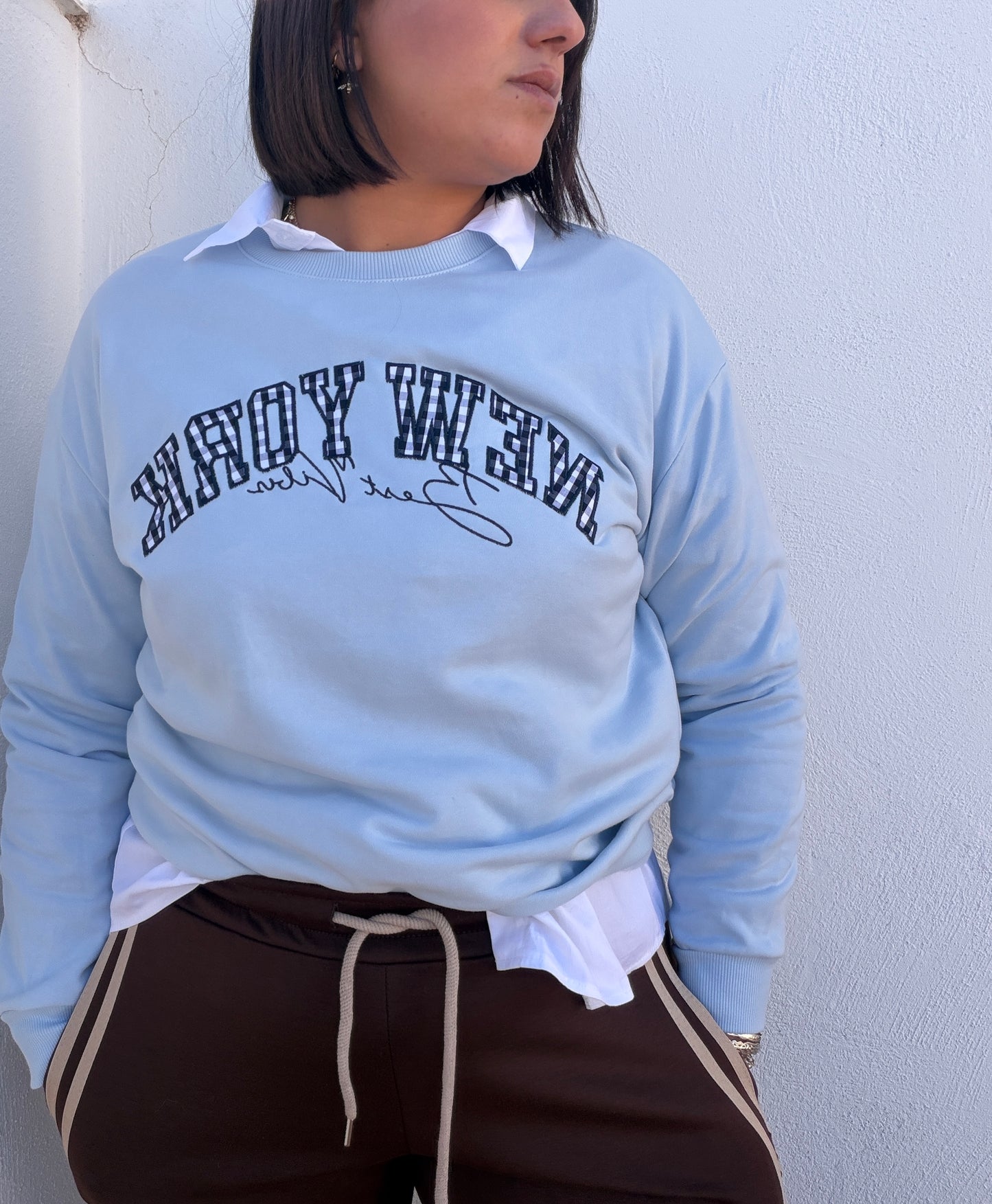 Sudadera color azul pastel con letras New York de frente