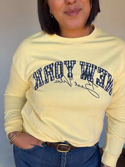 primer plano sudadera New York romántico en amarillo pastel 