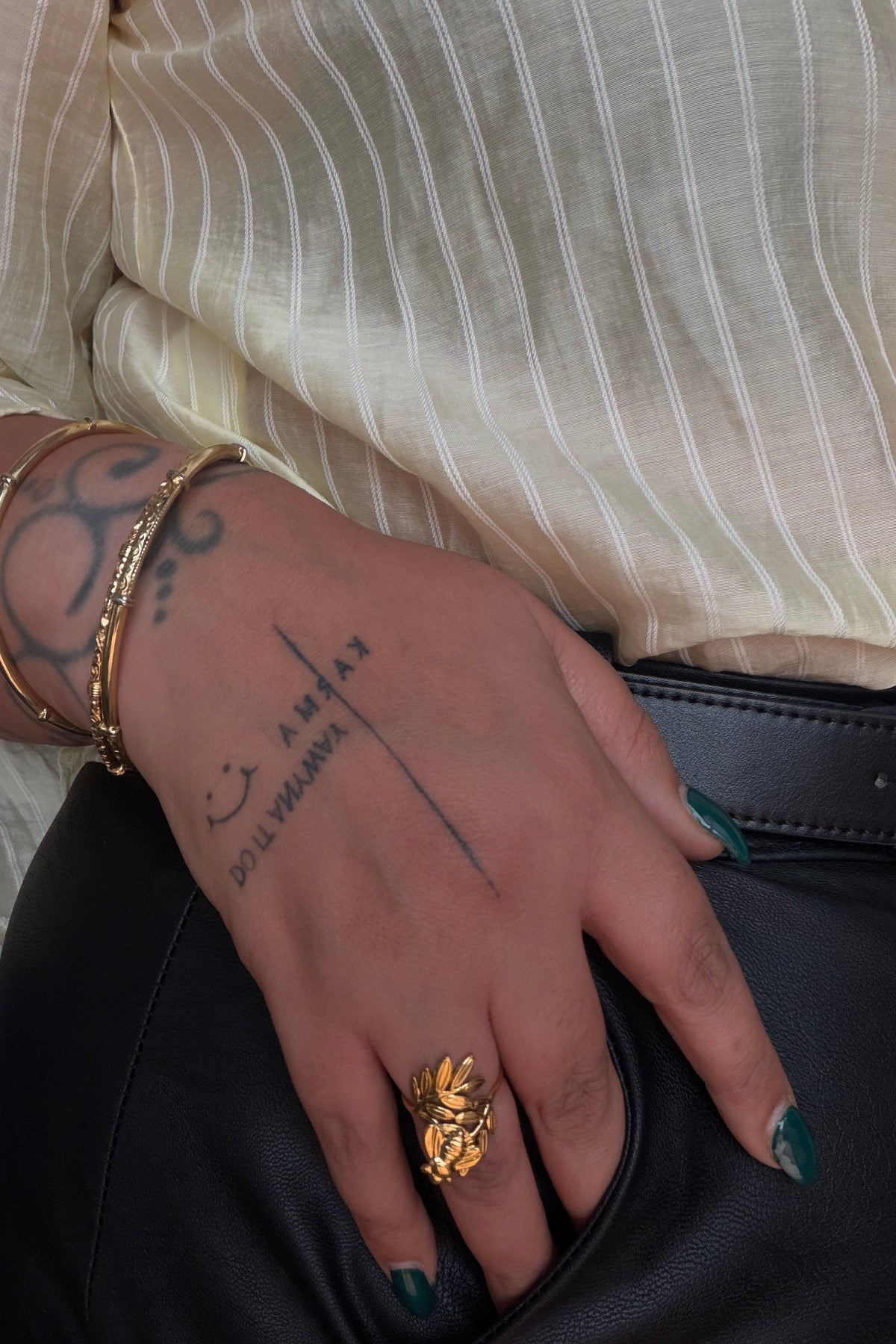 Anillo Aura Avispa de acero inoxidable dorado ajustable Meknes Store