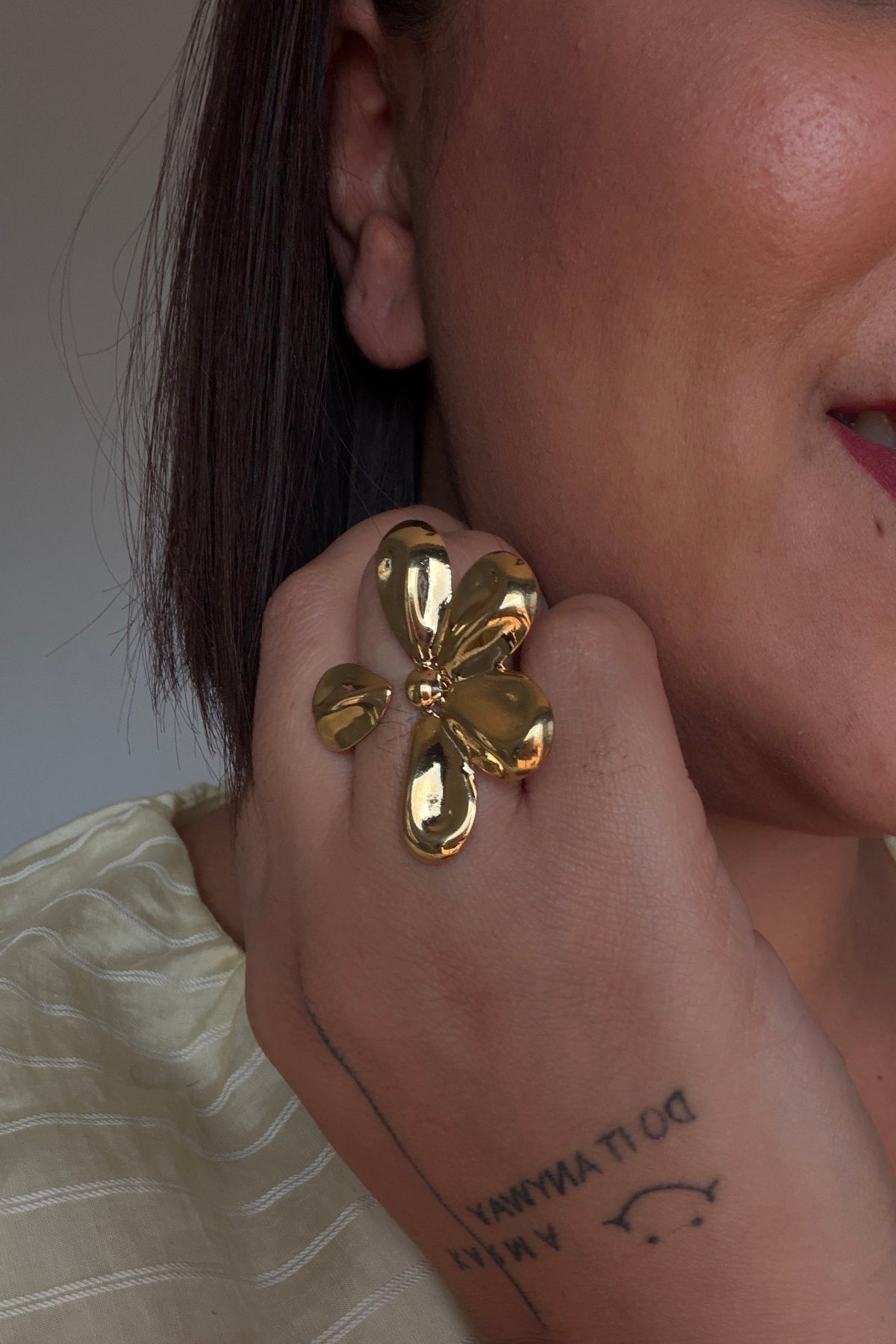 Anillo margarita de acero inoxidable dorado joyería floral Meknes Store