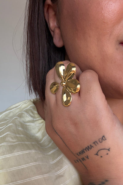 Anillo de flor puesto look mujer joyería de acero que no se pone fea