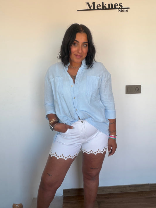 Bermuda Marina blanca bordado inglés con camisa celeste remangada — Meknes Store