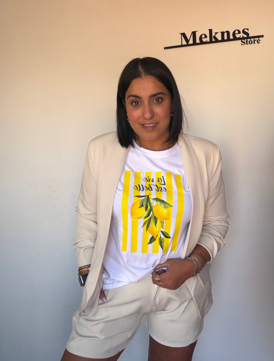 Mujer luciendo bermuda de vuelo beige de tiro alto combinada con americana a juego Meknes Store