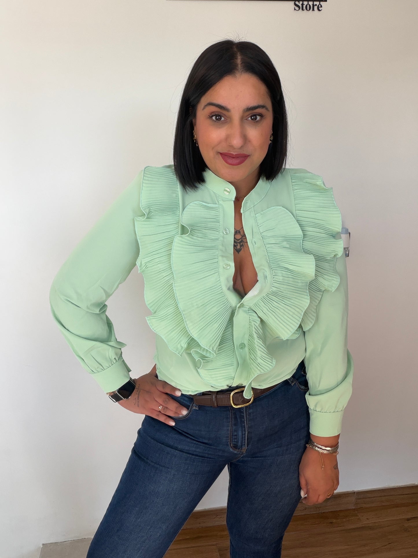 Blazer abierta blanca combinada con body marrón y jeans talle alto