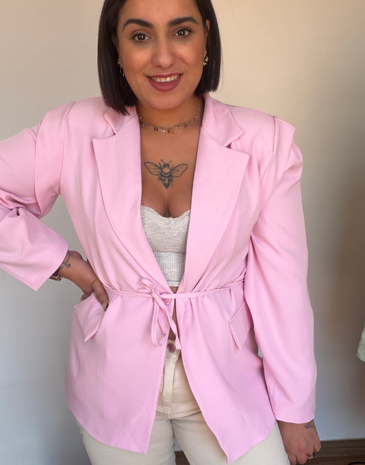 Blazer fluida rosa mujer con hombreras y lazada talla grande.