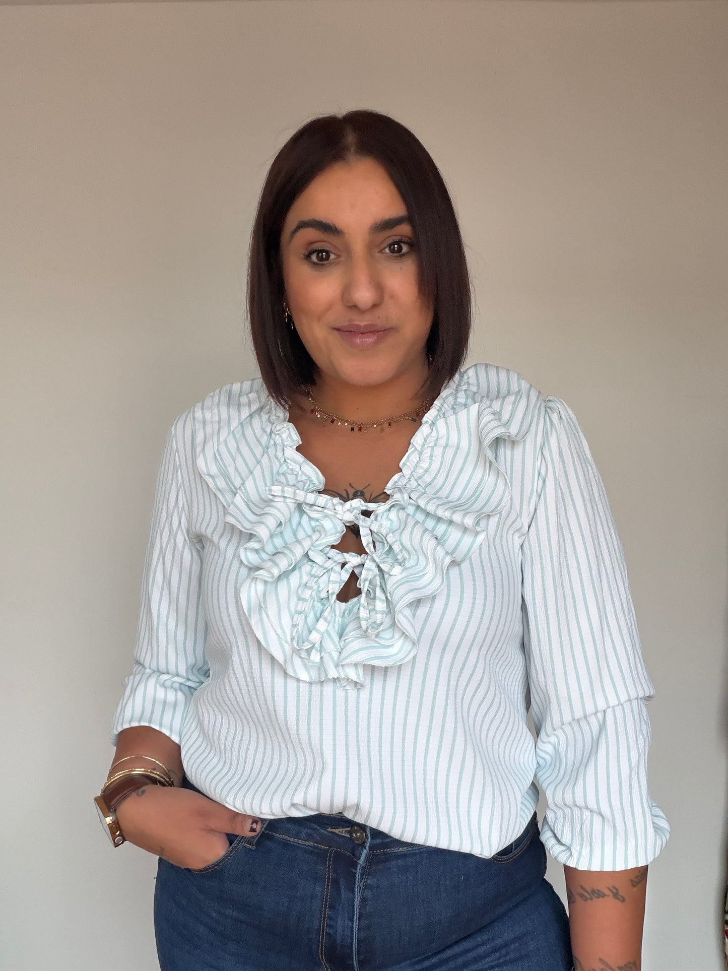 Blusa romántica verde menta con rayas blancas y cuello de volantes Meknes Store