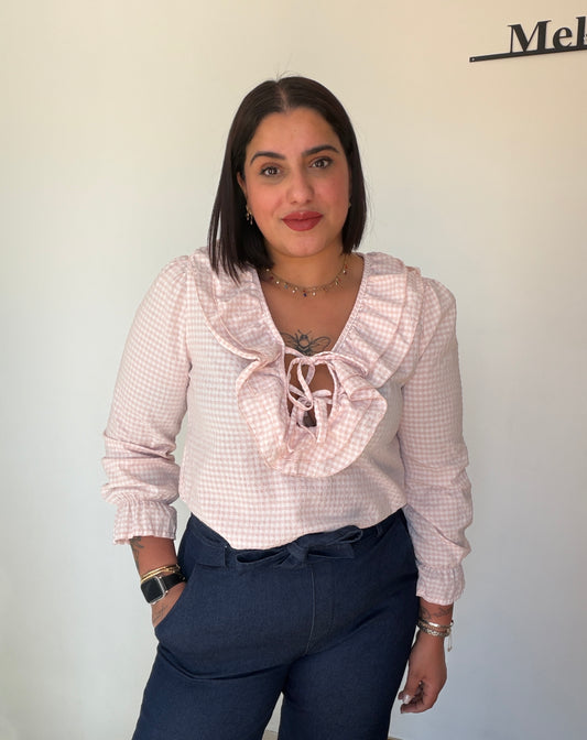 Blusa romántica de cuadros vichy rosa con volantes y lazada frontal Meknes Store
