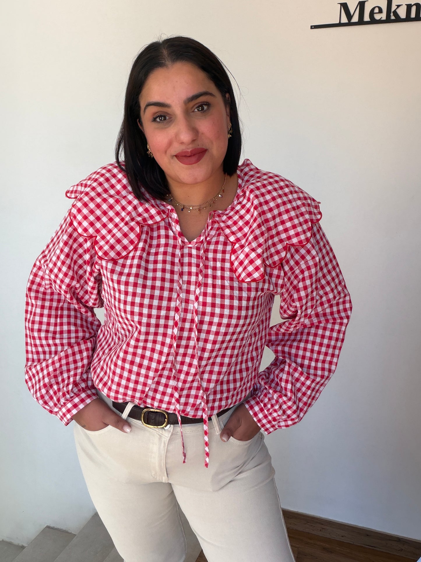 Blusa romántica cuadros vichy rojo y blanco con volantes y lazos frontales Meknes Store