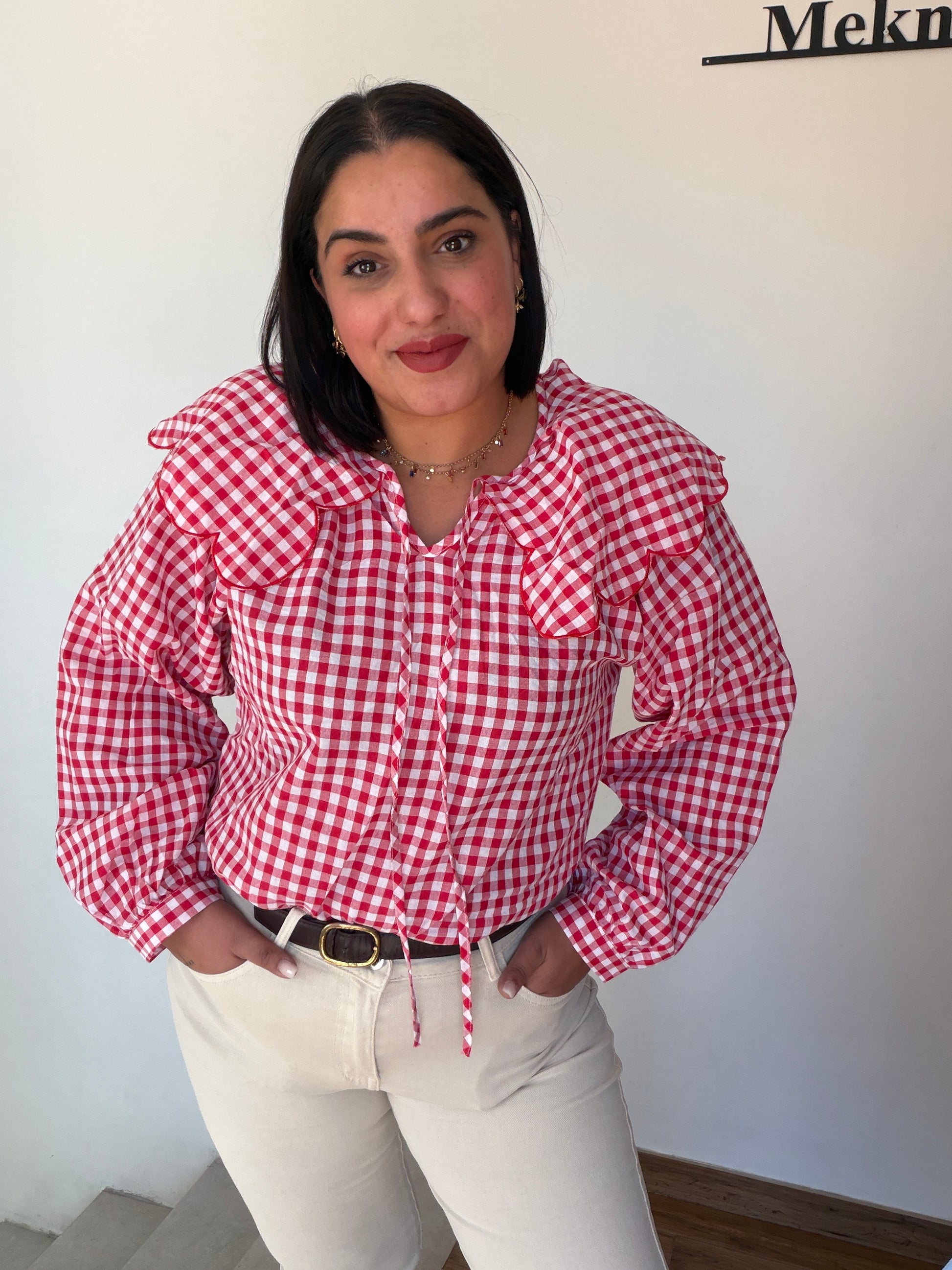 Blusa romántica cuadros vichy rojo y blanco con volantes y lazos frontales Meknes Store