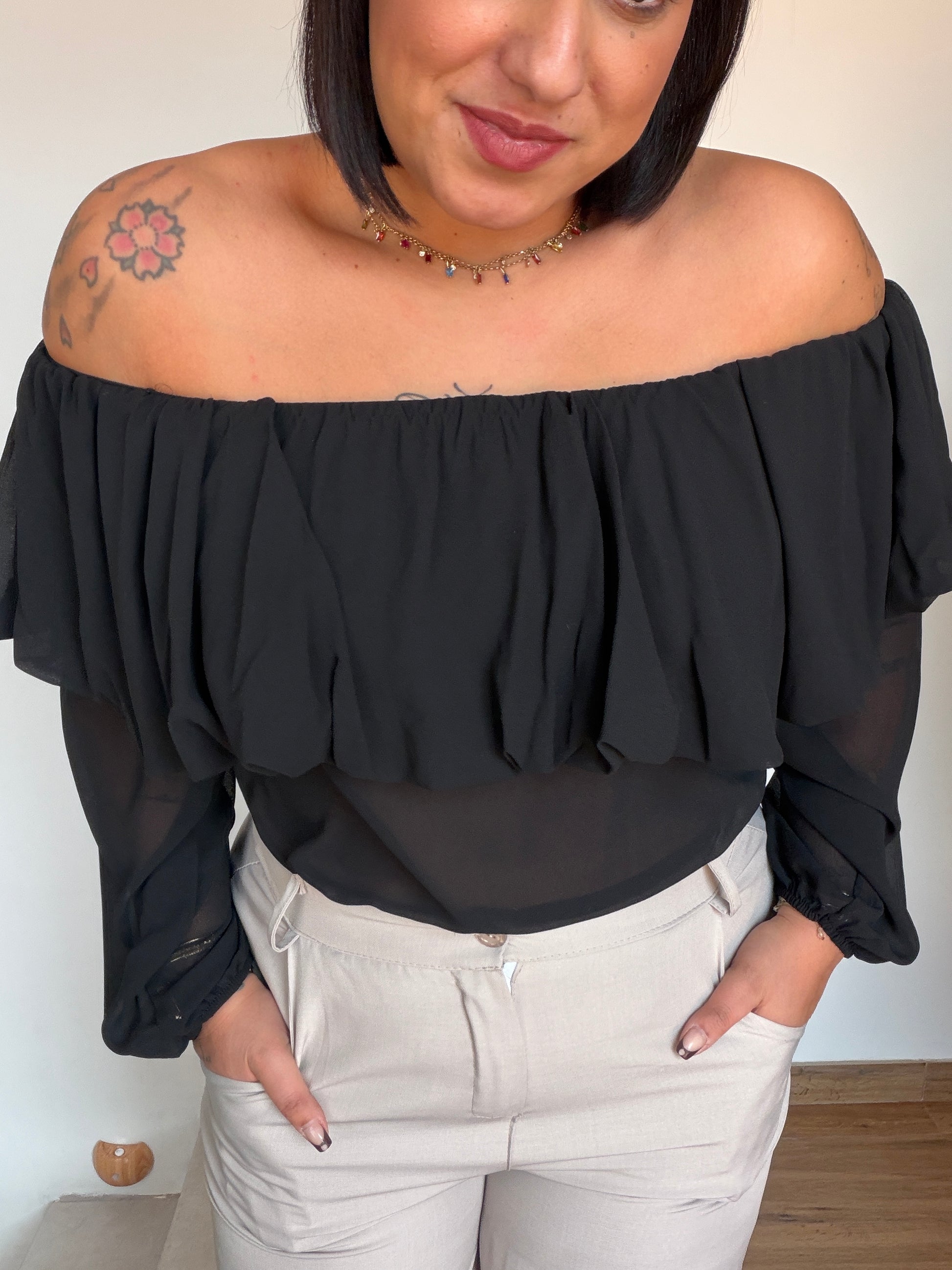 blusa-gasa-negro-hombros-descubiertos-volantes