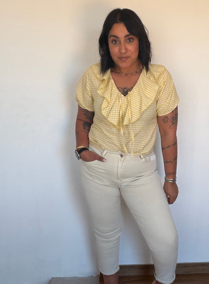 Blusa Honey vichy amarillo combinada con pantalón blanco — outfit verano Meknes