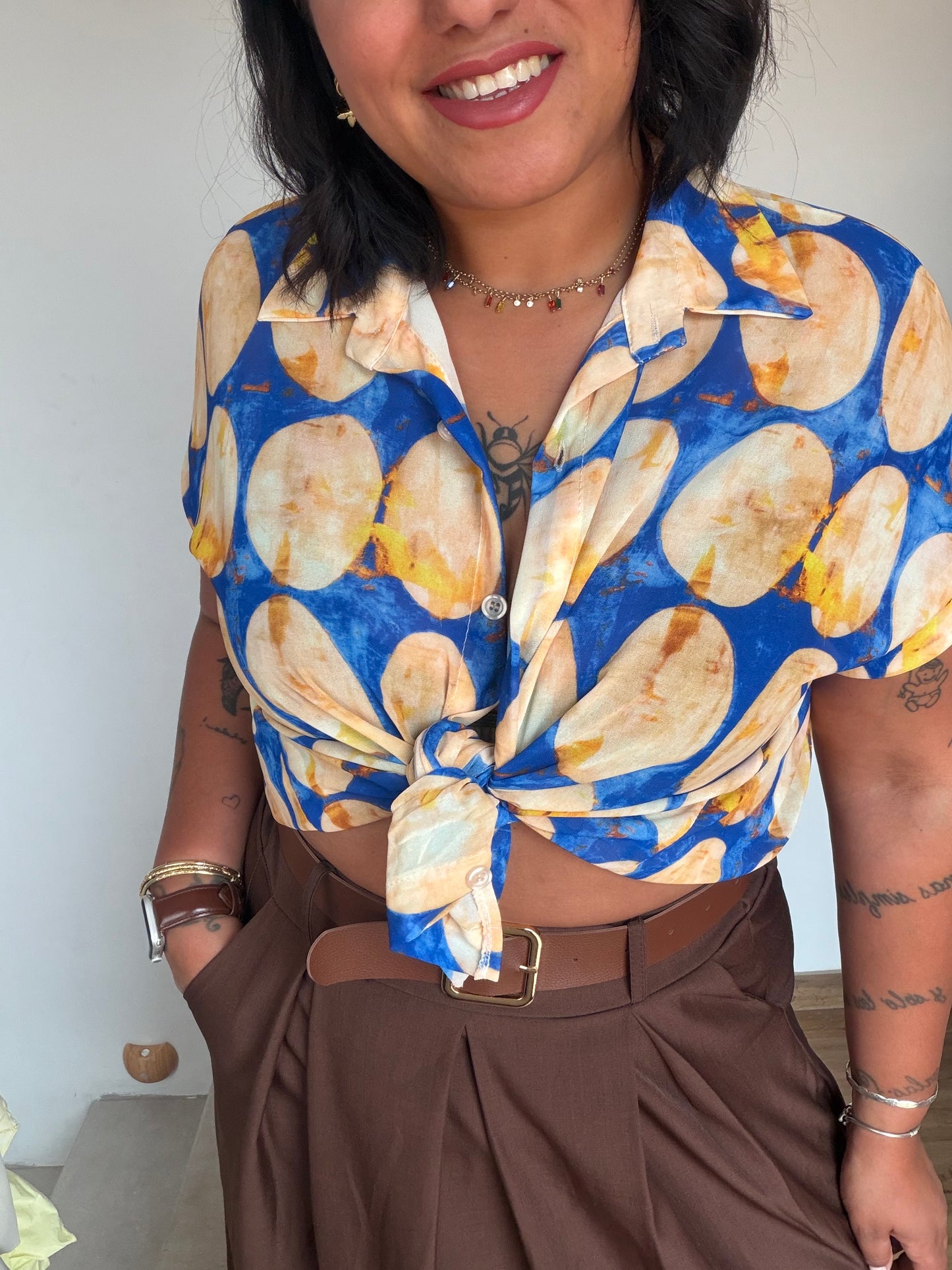 Blusa Medallón Azul cobalto dorado anudada al frente manga corta — Meknes Store