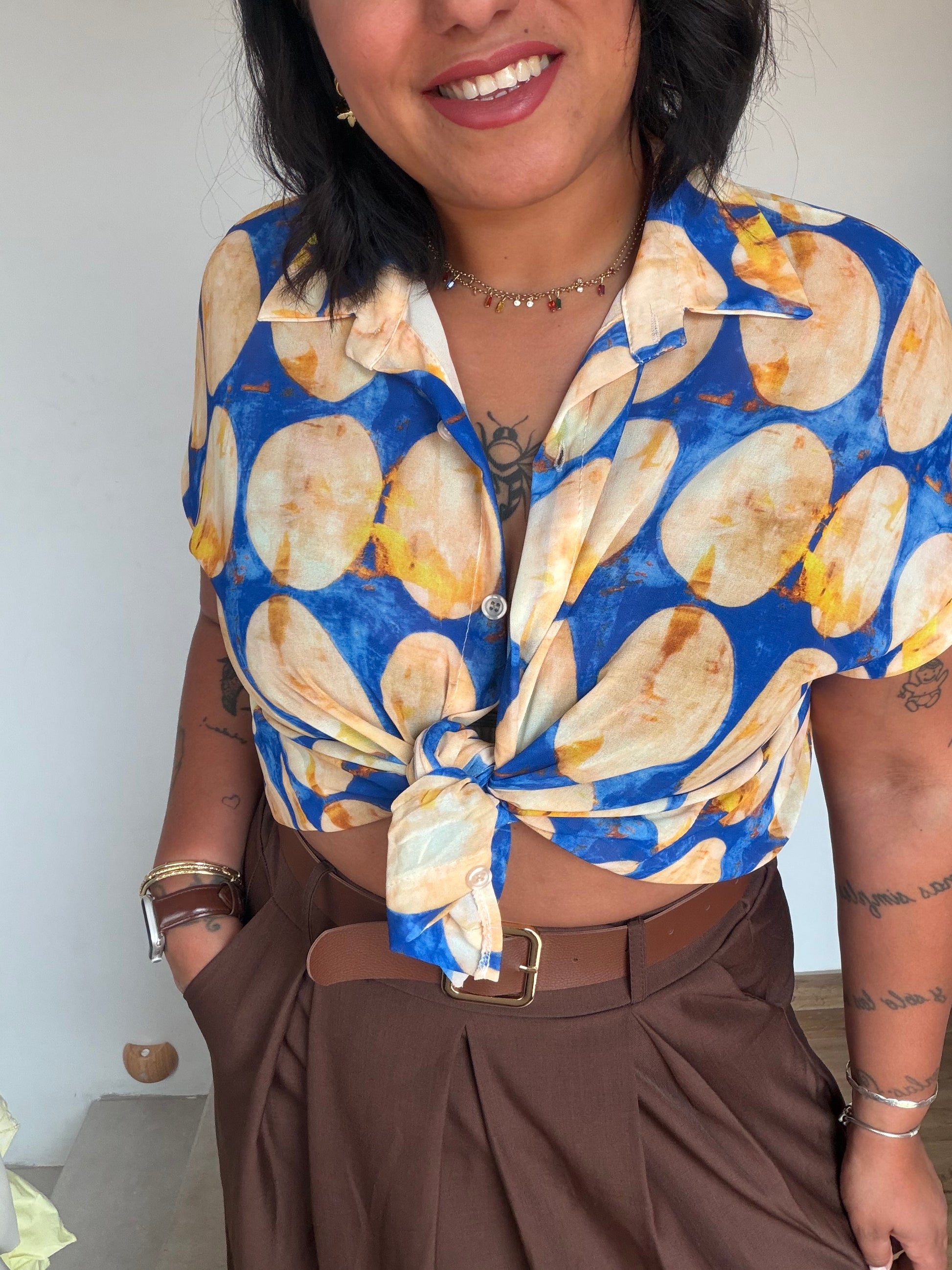 Blusa Medallón Azul cobalto dorado anudada al frente manga corta — Meknes Store