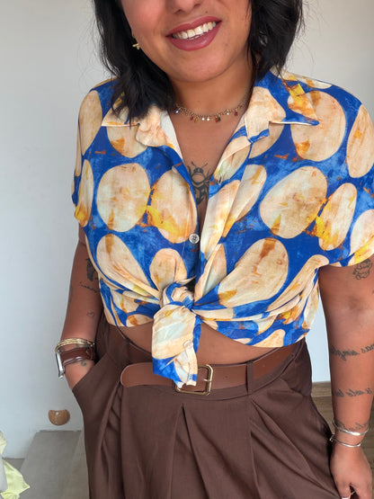 Blusa Medallón Azul cobalto dorado anudada al frente manga corta — Meknes Store