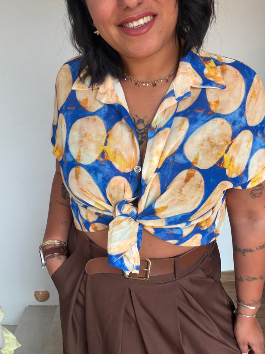 Blusa Medallón Azul cobalto dorado anudada al frente manga corta — Meknes Store