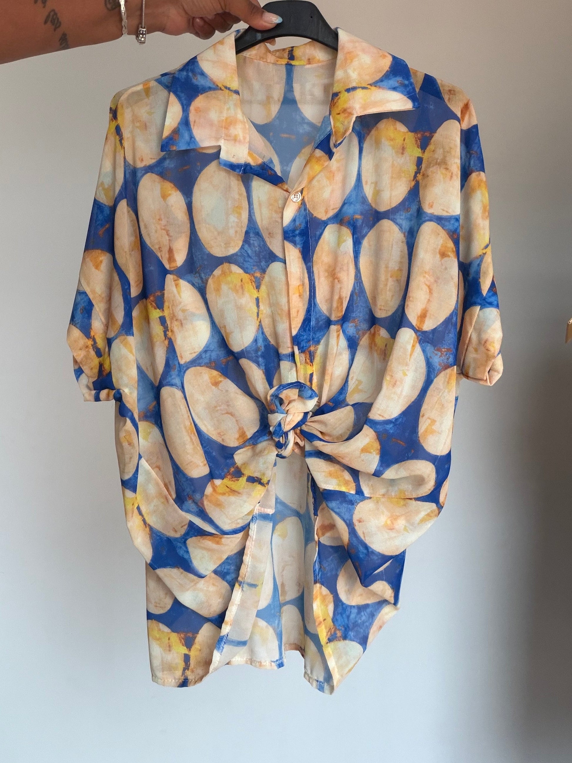Detalle estampado medallones dorados azul cobalto Blusa Medallón — Meknes Store