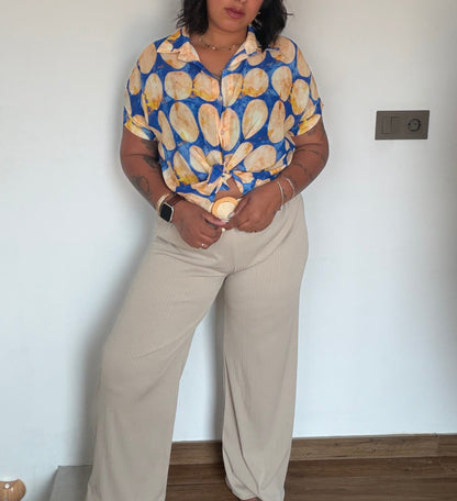 Blusa Medallón Azul look completo con pantalón marrón chocolate tiro alto — Meknes Store