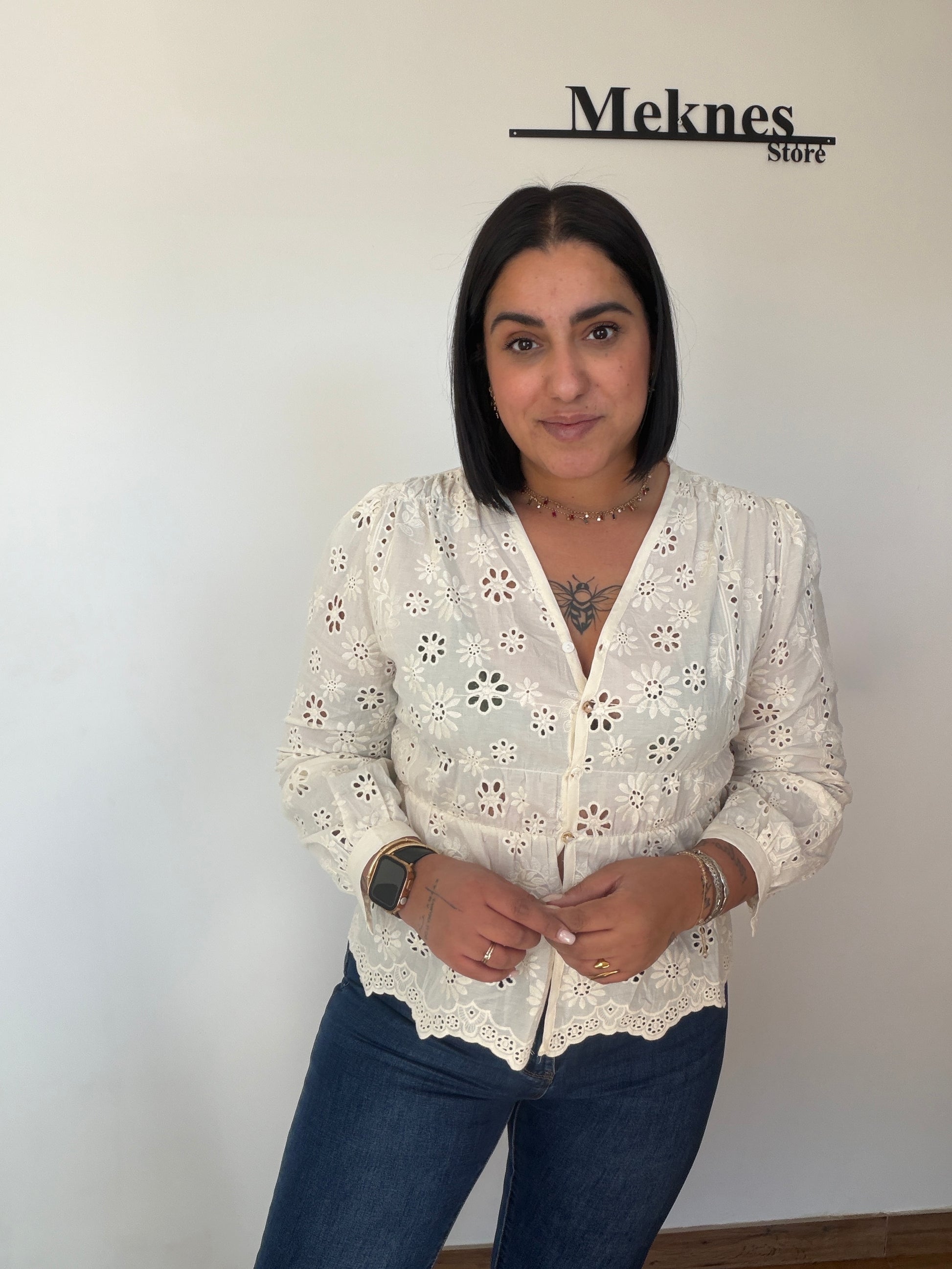 Blusa troquelada color vainilla con bordado perforado estilo romántico Meknes Store