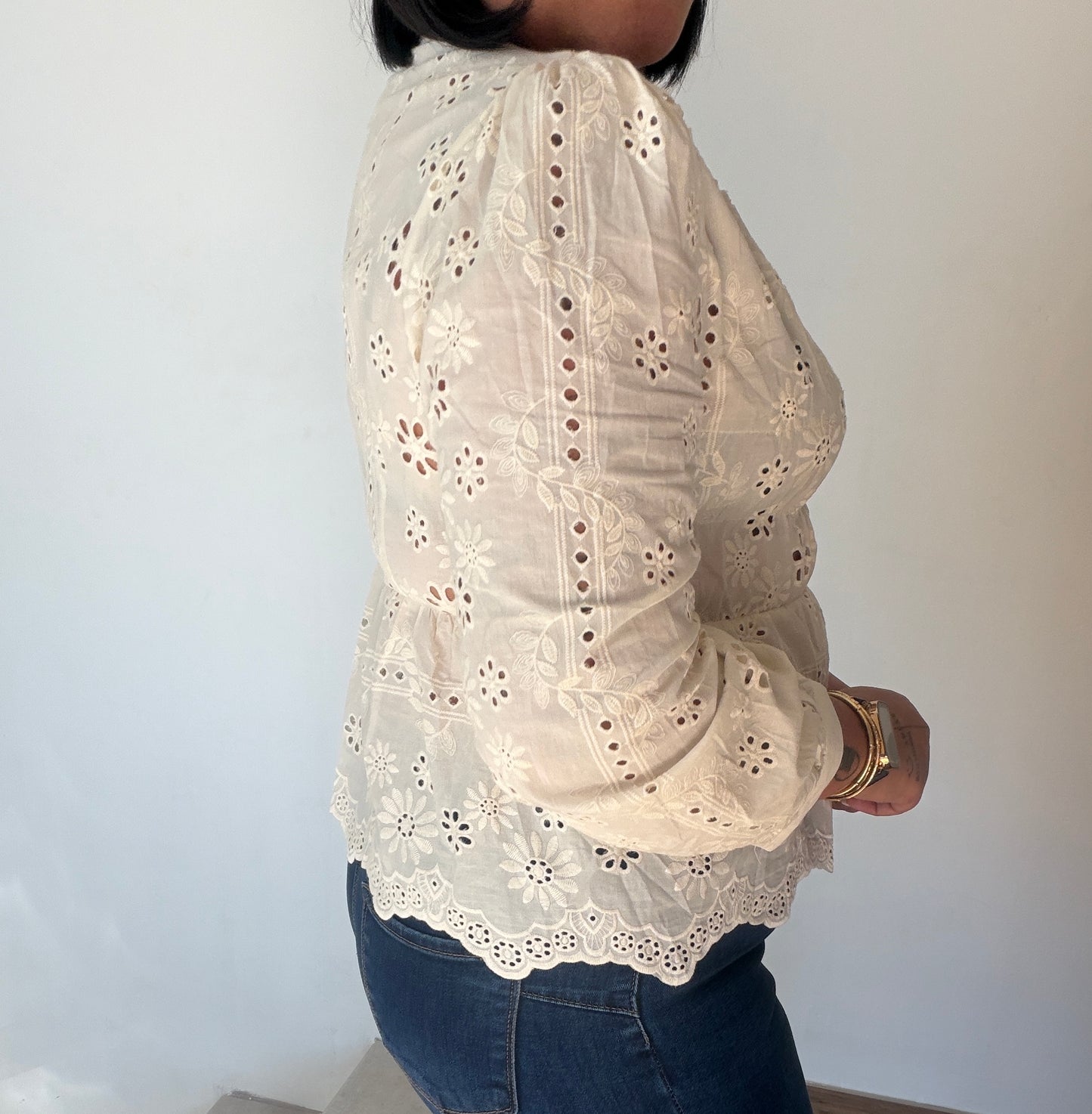 Vista lateral de la blusa París mostrando el diseño del bordado y la caída del tejido