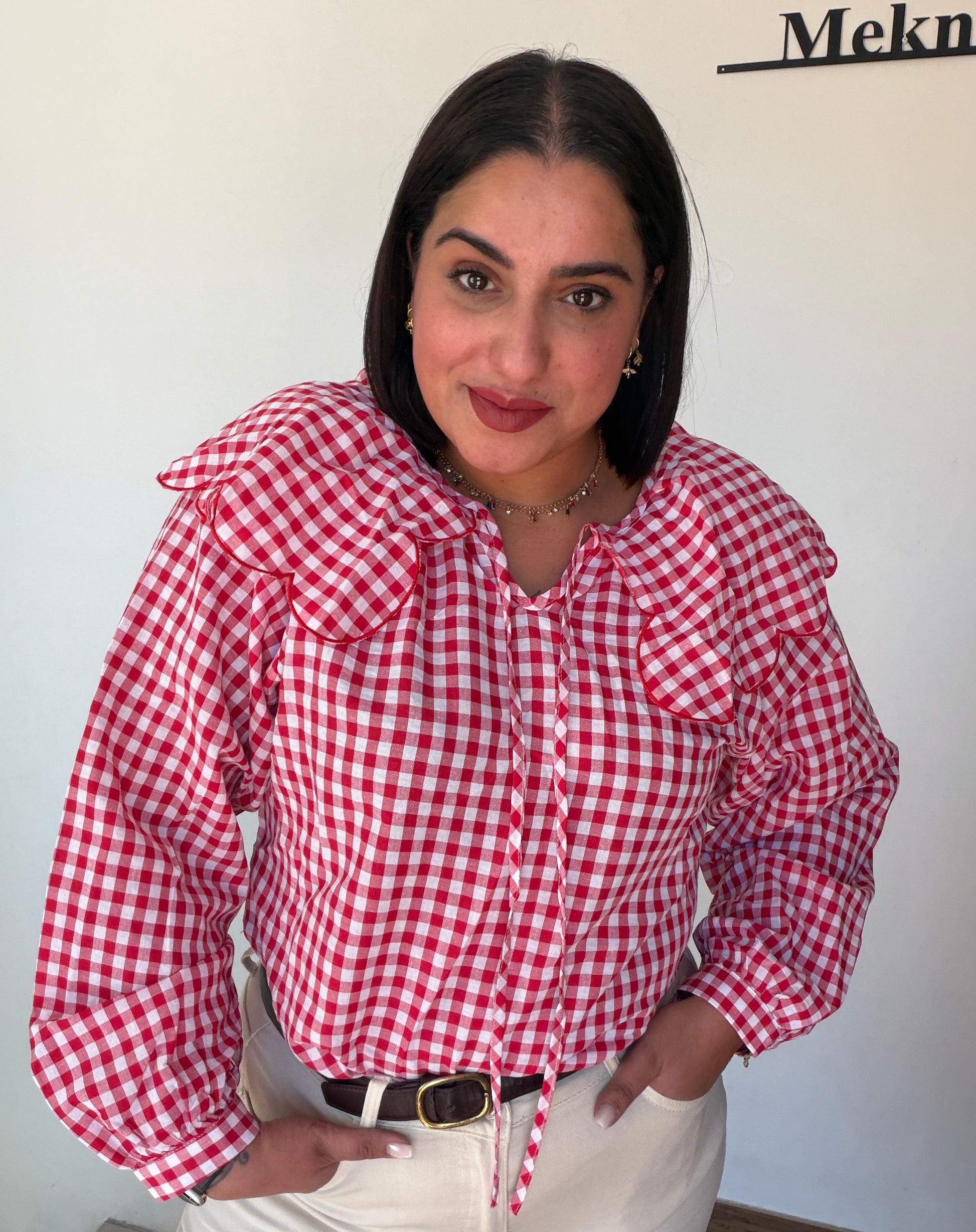 Blusa femenina de cuadros vichy rojos con detalle de volantes en escote y mangas