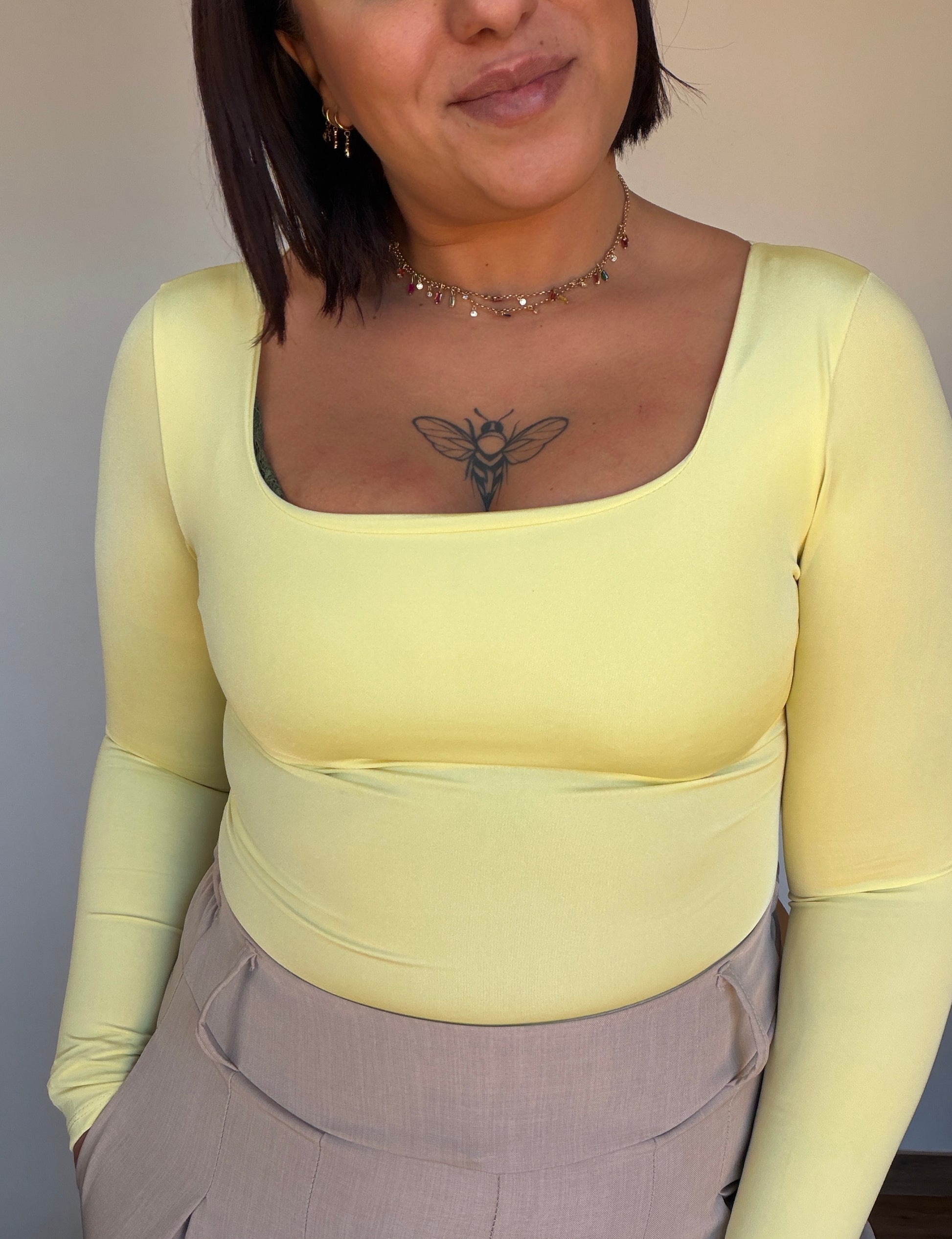 Body básico amarillo pastel de manga larga con escote cuadrado Meknes Store