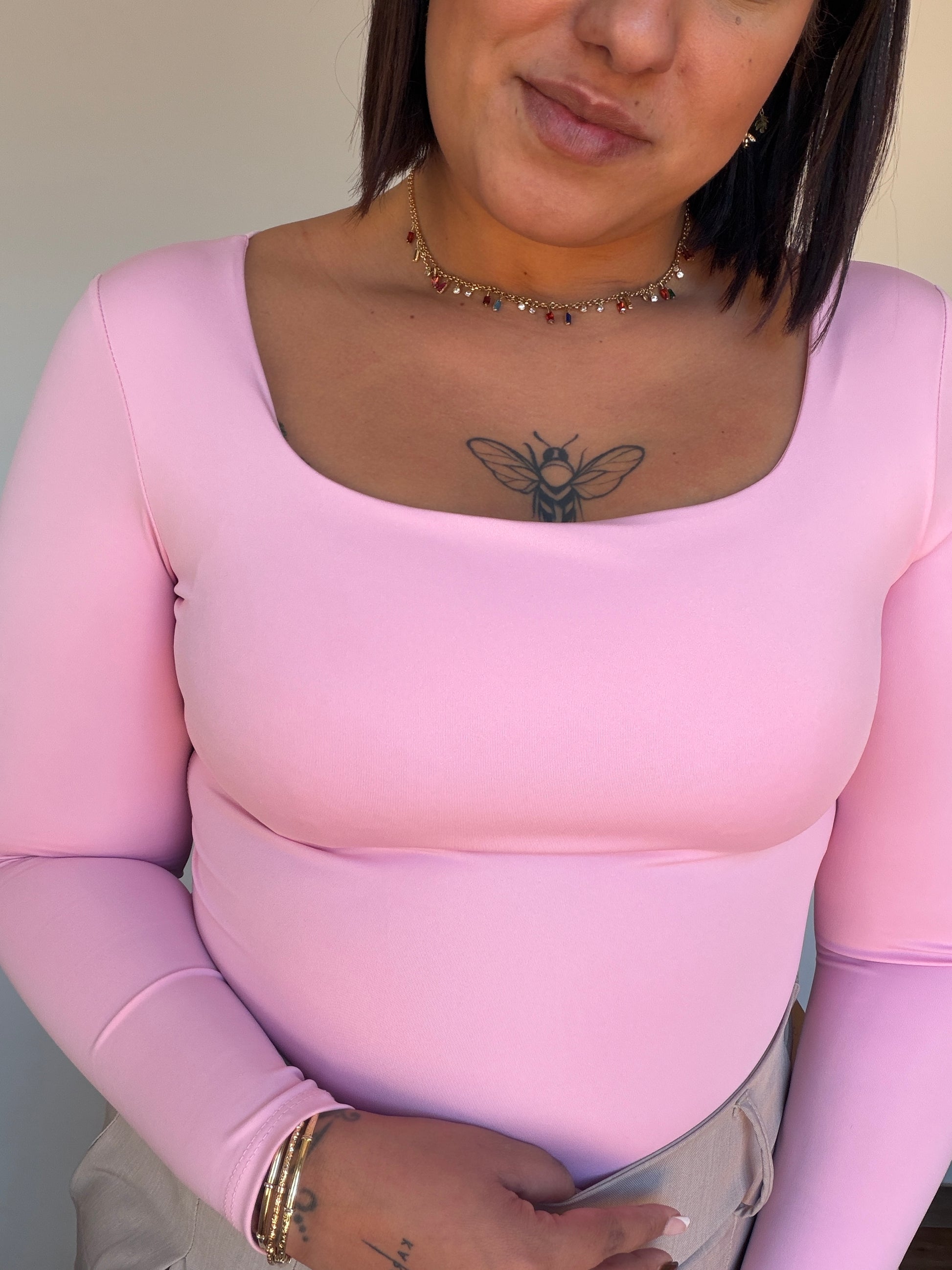 Body de manga larga en color rosa pastel suave para mujer Meknes Store