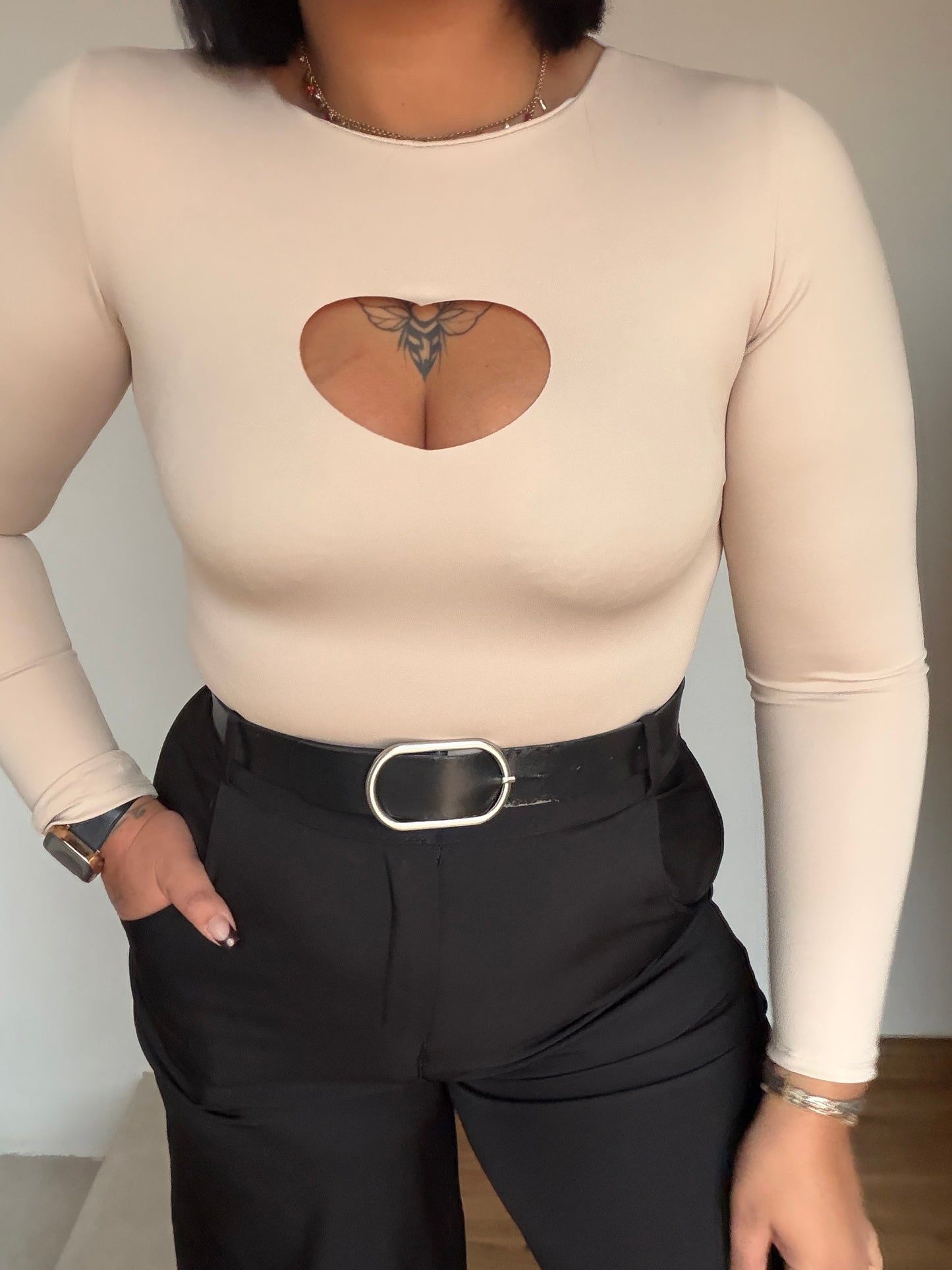 Body mujer color beige con detalle de corazón calado cortado a láser en el pecho Meknes.