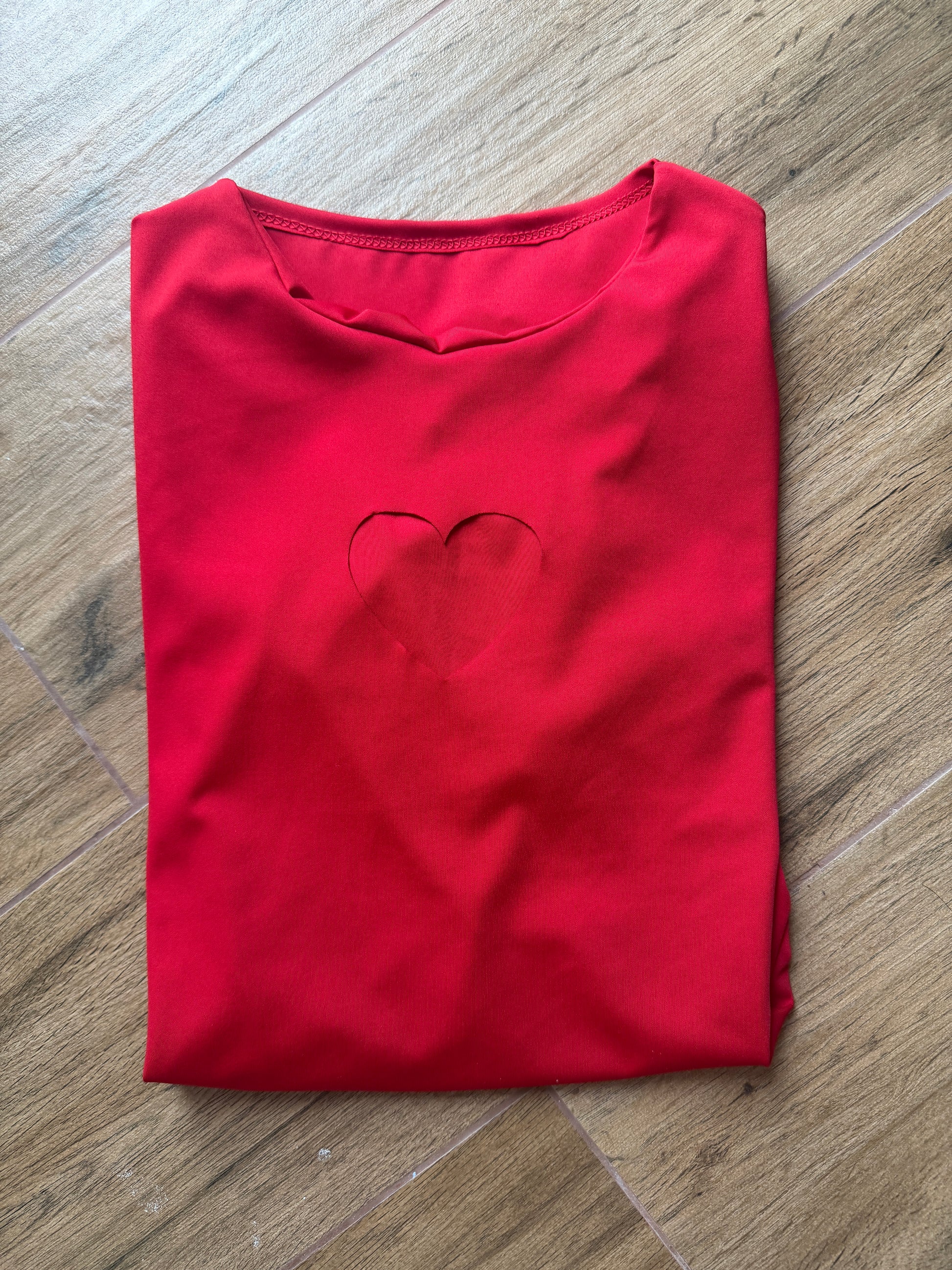 Bodis modelo Love en colores rojo y blanco con detalle de corazón central.