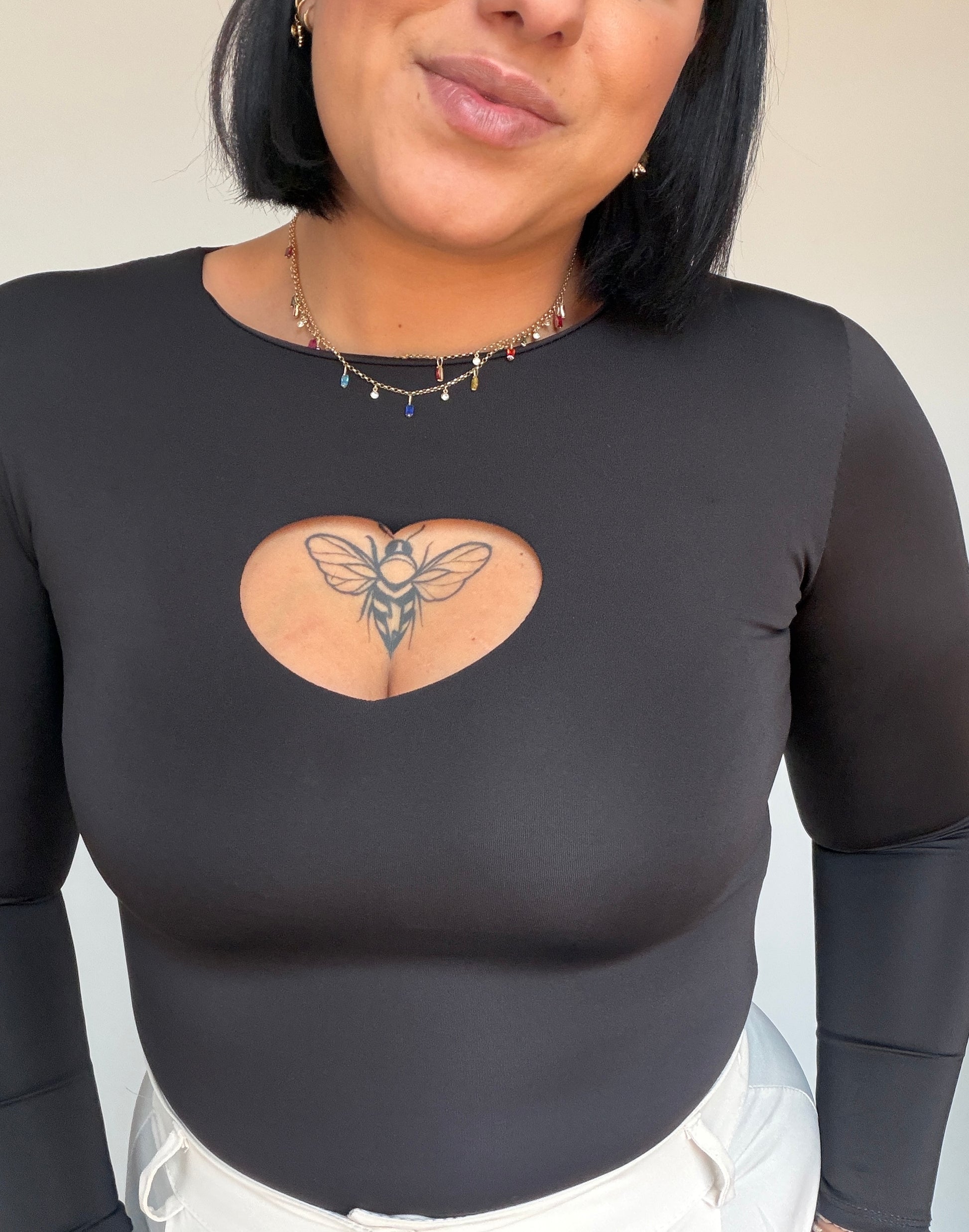 Body negro de manga larga con escote de corazón calado para mujer.
