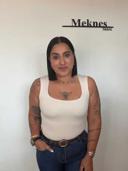 Body color beige nude ajustado con escote cuadrado estructural