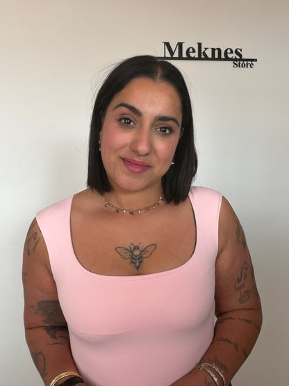 Body rosa pastel elástico de manga sisa y escote cuadrado favorecedor primer plano