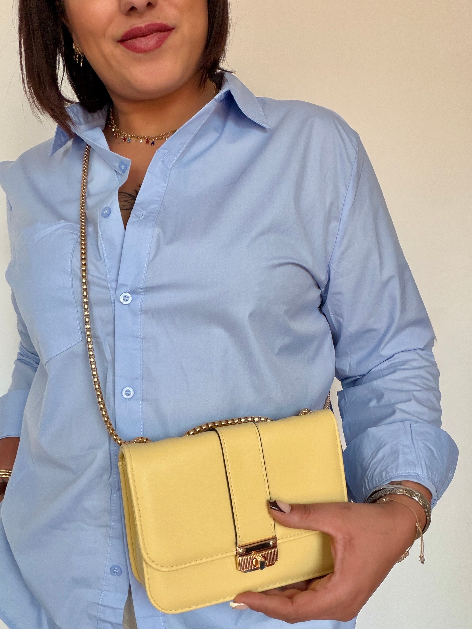 Look Meknes con bolso amarillo Sun y camisa azul baby oversize