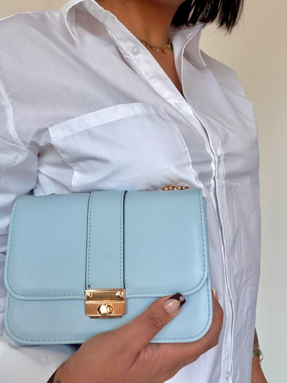 Bolso azul baby llevado de forma cruzada sobre camisa blanca de algodón Meknes