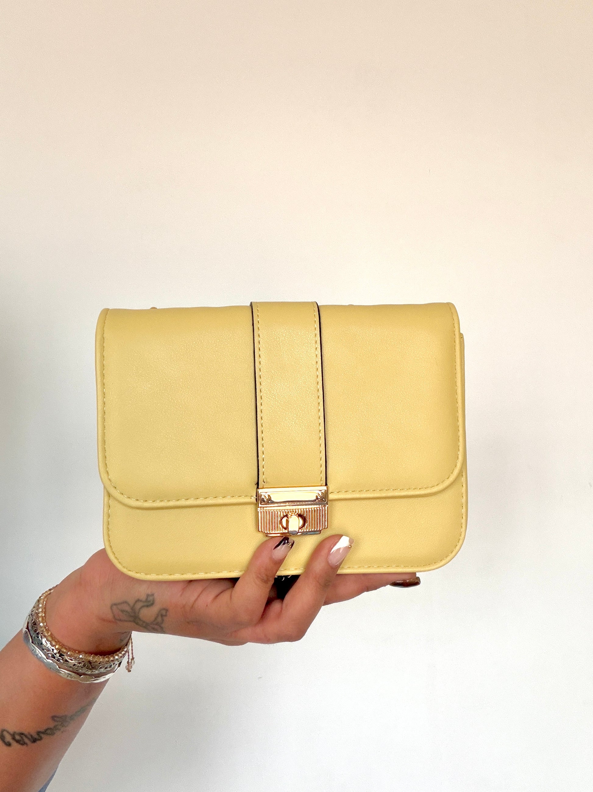 Bolso Sun amarillo pastel con cierre metálico dorado y diseño estructurado Meknes Store