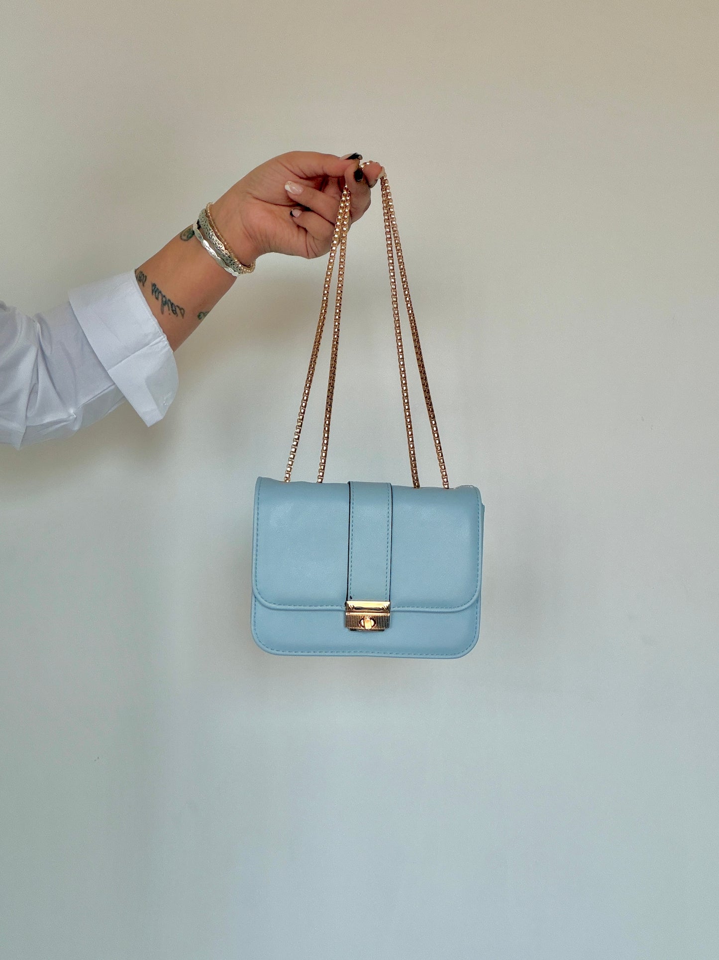 Bolso pequeño azul baby con cadena dorada accesorio de tendencia Meknes Store