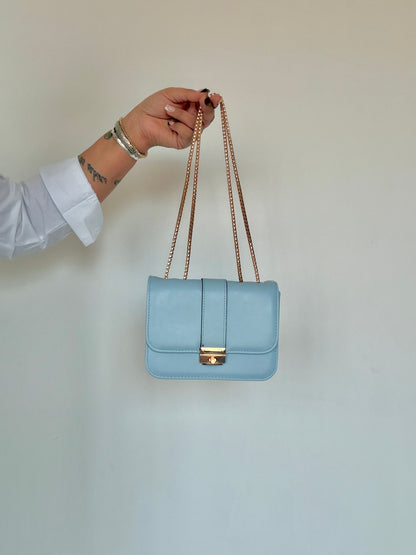 Bolso pequeño azul baby con cadena dorada accesorio de tendencia Meknes Store