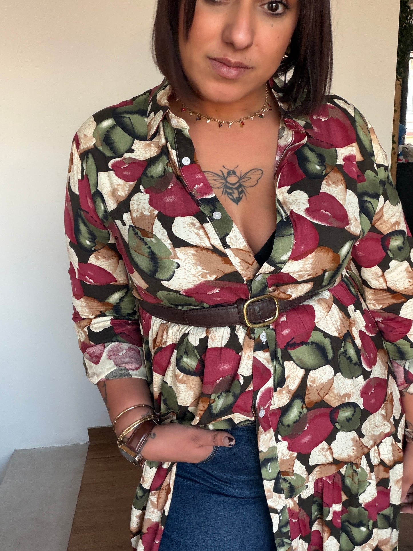 Vista lateral del vestido midi floral resaltando su amplitud y caída fluida Meknes