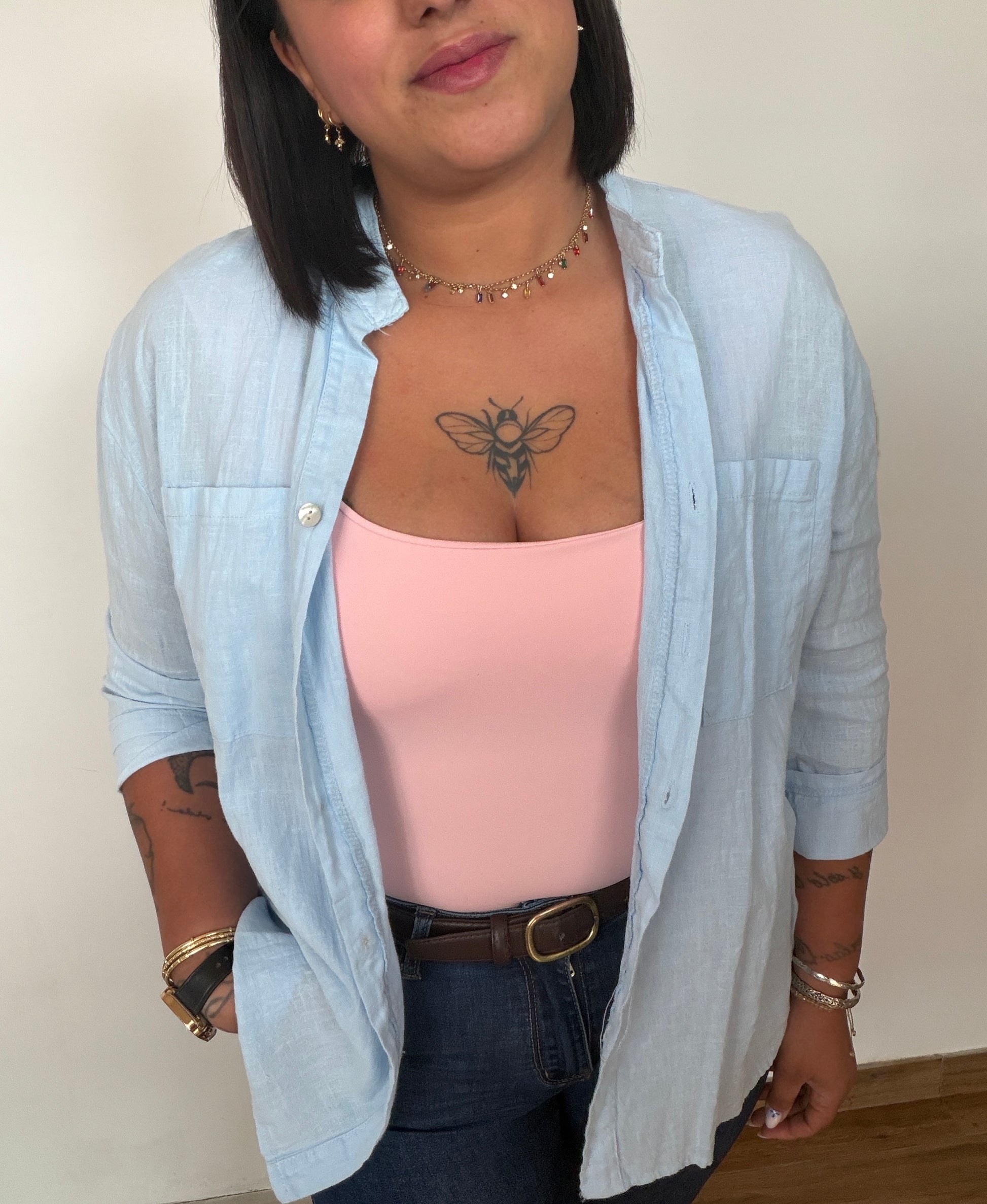 Camisa de lino fluida estilo casual con mangas remangadas para entretiempo