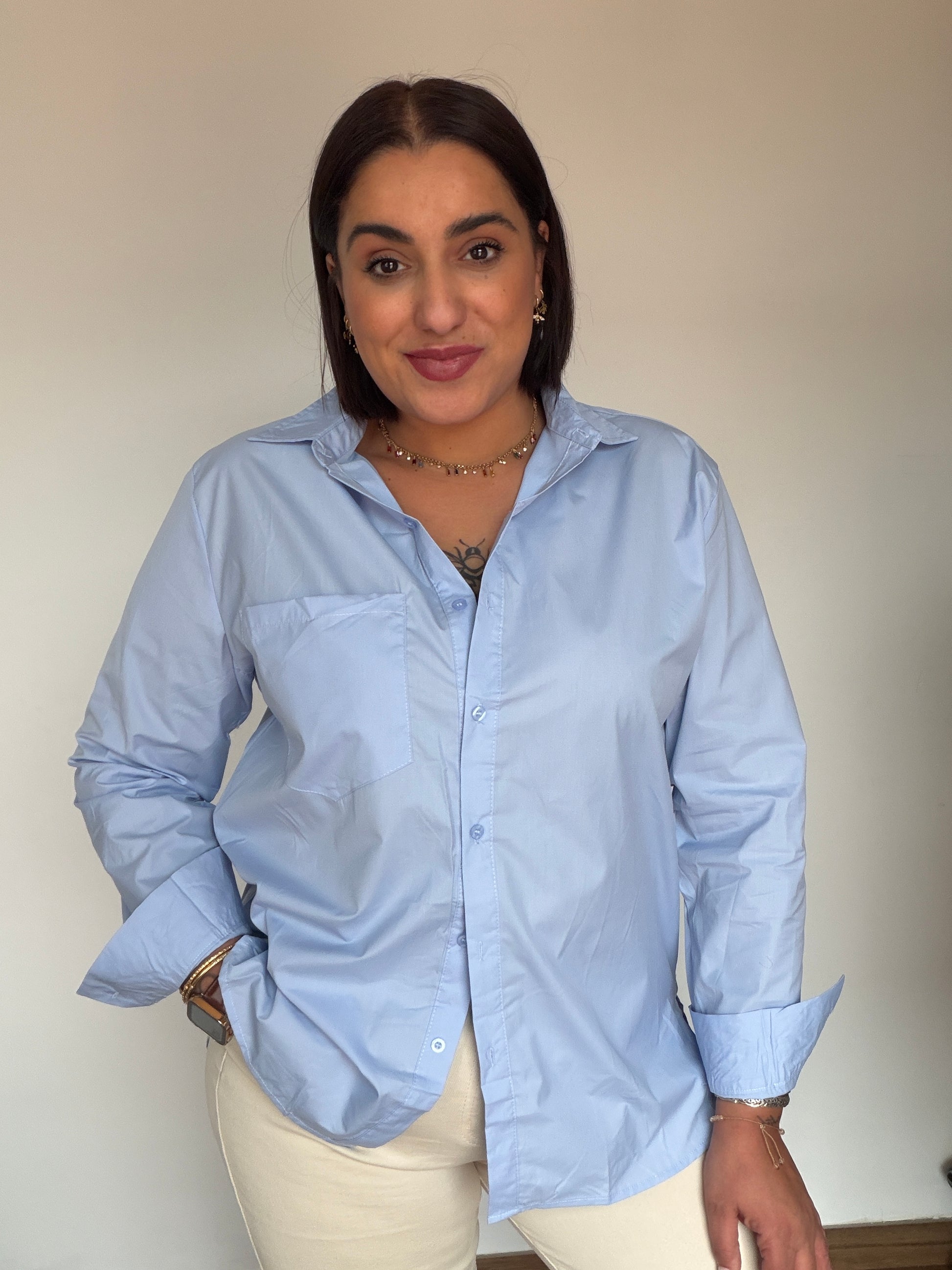 Camisa lisa azul baby para mujer con corte oversize y botones frontales Meknes Store