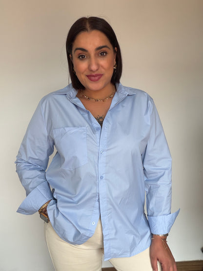 Camisa lisa azul baby para mujer con corte oversize y botones frontales Meknes Store