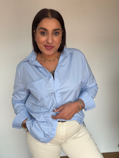 Camisa oversize azul baby para mujer con corte relajado y fluido de Meknes Store