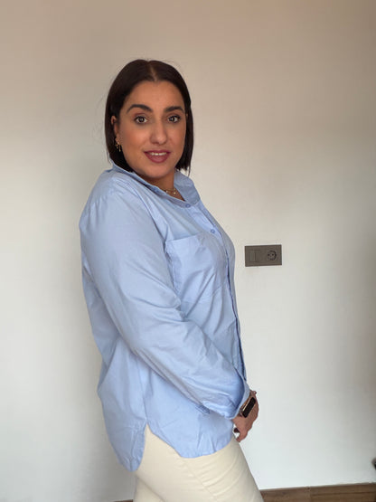 Vista lateral de la camisa oversize azul baby mostrando la caída fluida del tejido