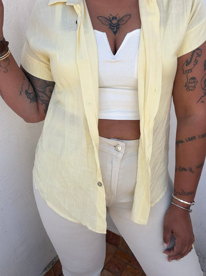 Camisa Spring Lino beige abierta como capa sobre top blanco — Meknes Store