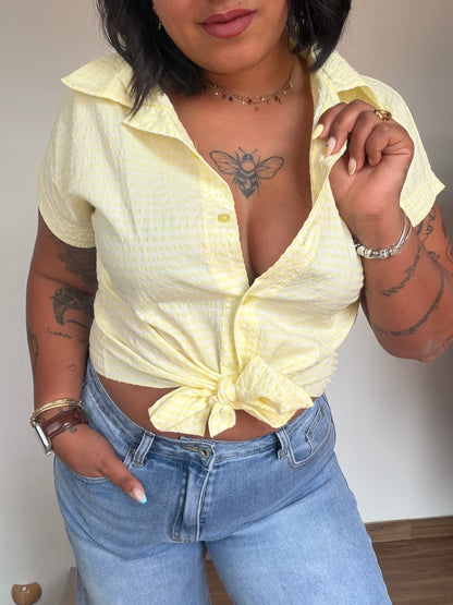 Camisa Vichy Nudo amarillo pastel vista lateral nudo cintura — Meknes Store