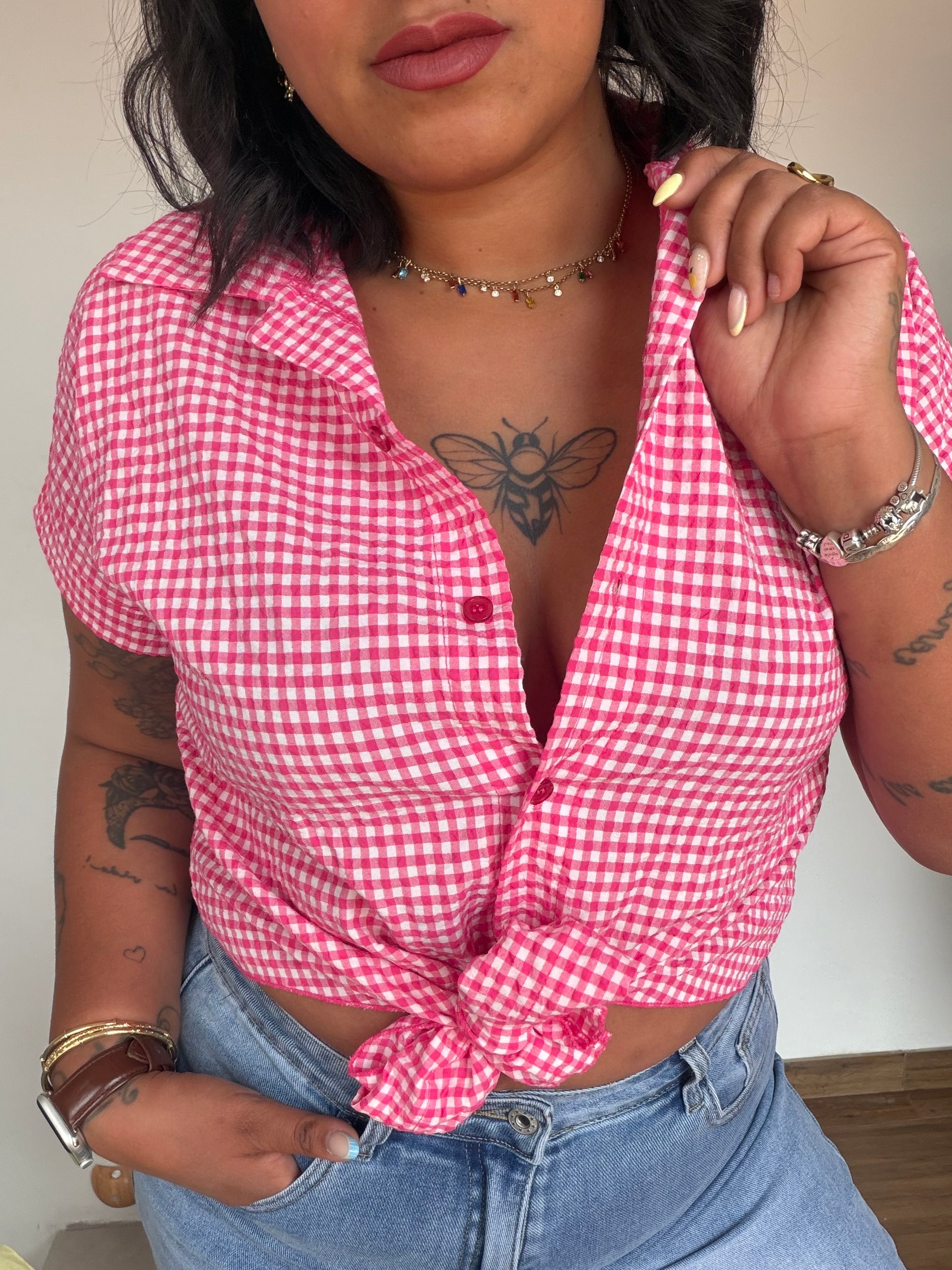 Camisa Vichy Nudo rosa fucsia anudada al frente escote abierto — Meknes Store