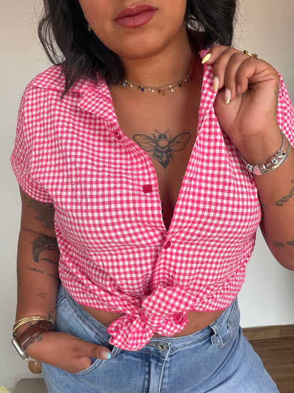 Camisa Vichy Nudo rosa fucsia anudada al frente escote abierto — Meknes Store